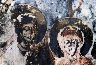 Santi, affresco danneggiato nella chiesa di Agios Vasileios, Vavouledo, Creta, Grecia
