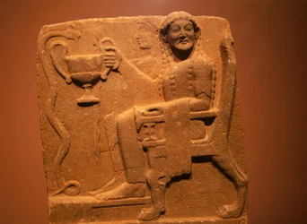 Stele con rilievo raffigurante divinità e serpenti, da Sparta, Grecia, civiltà greca